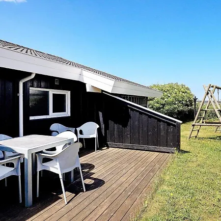Three-bedroom In 1 Hjorring